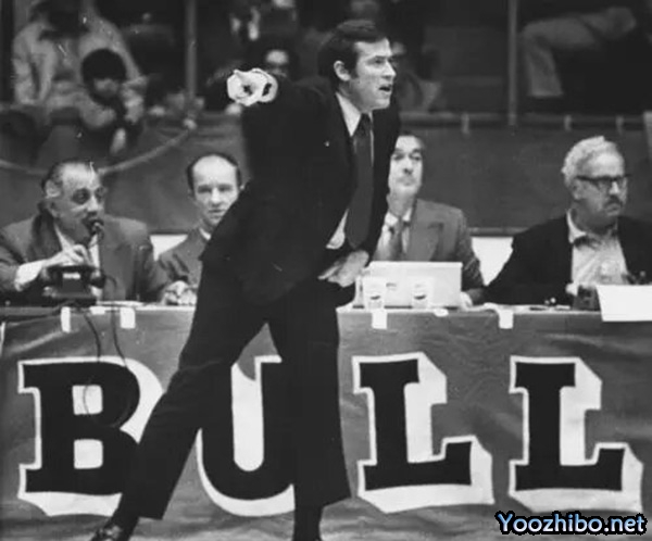 1970-71赛季，迪克-莫塔如何引领芝加哥<a href=/lanqiu/suoyou/bulls/ target=_blank class=infotextkey>公牛</a>队逆袭，揽获最佳教练殊荣